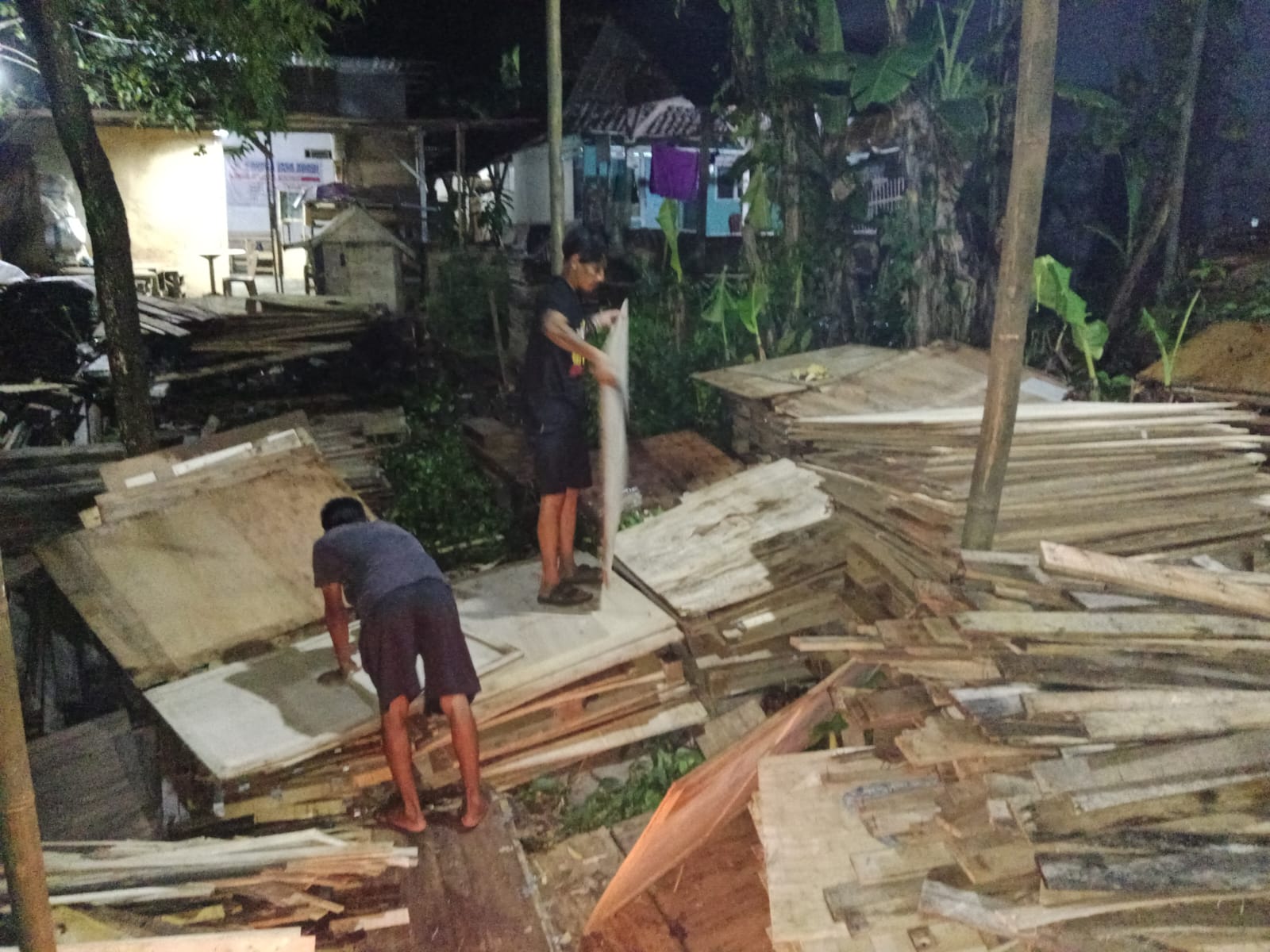 Pengumpulan Material Bekas Konstruksi